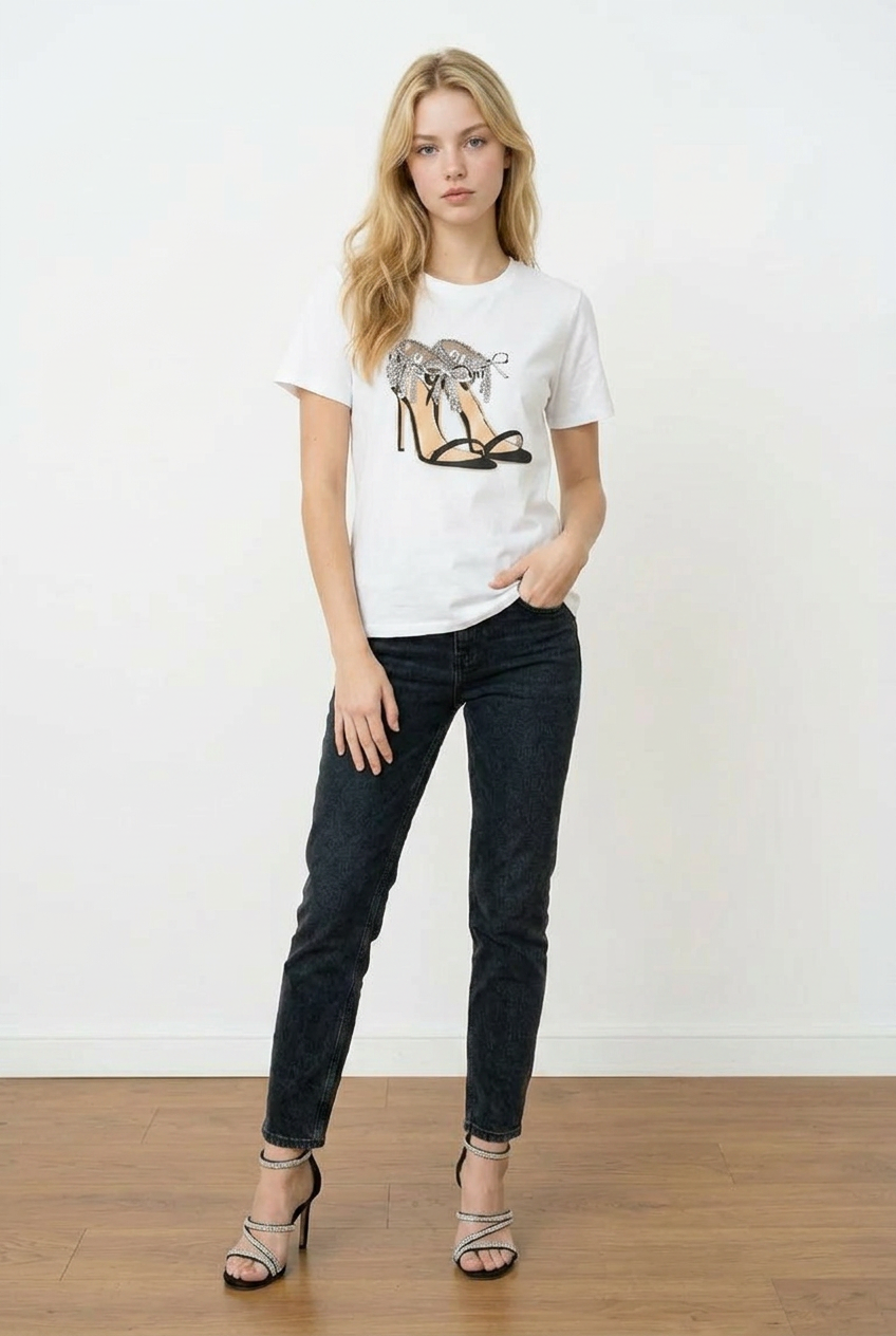 T-shirt 100% cotone, donna, bianca con stampa frontale, un paio di scarpe con tacco e glitter applicati
