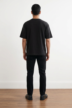 T-shirt uomo girocollo a maniche corte realizzata in 100% cotone. Presenza di micro strass applicati esclusivamente sul fronte e sulle maniche anche sul retro