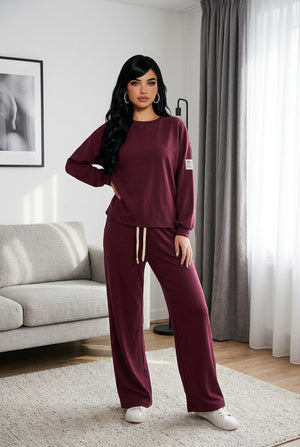 Completo tuta con felpa girocollo a spalla scesa e patch sulla manica, pantalone a gamba dritta con coulisse