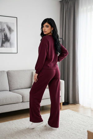 Completo tuta donna con felpa girocollo a spalla scesa e patch sulla manica, pantalone a gamba dritta con elastico in vita, coulisse a contrasto