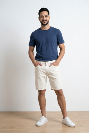 Bermuda denim bianchi uomo in cotone con vestibilità slim e lunghezza al ginocchio.