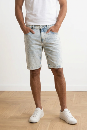 Bermuda denim in cotone con vestibilità slim e lunghezza al ginocchio.