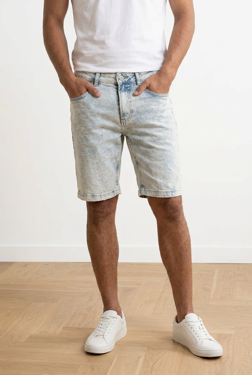 Bermuda denim in cotone con vestibilità slim e lunghezza al ginocchio.