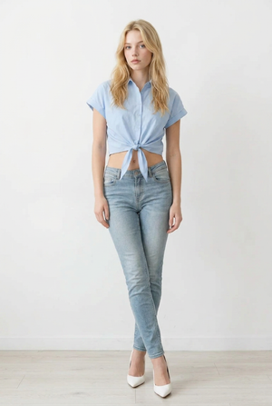 Camicetta crop azzurra, 100% cotone, con nodo sulla vita, maniche corte, fronte