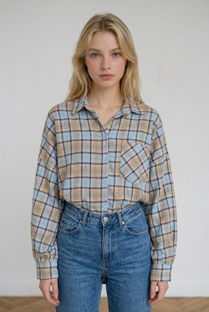 Camicia oversize stile boscaiolo, realizzata in tessuto caldo e morbido; presenta una fantasia a quadri nei toni neutri, chiusura frontale con bottoni e tasche applicate sul petto