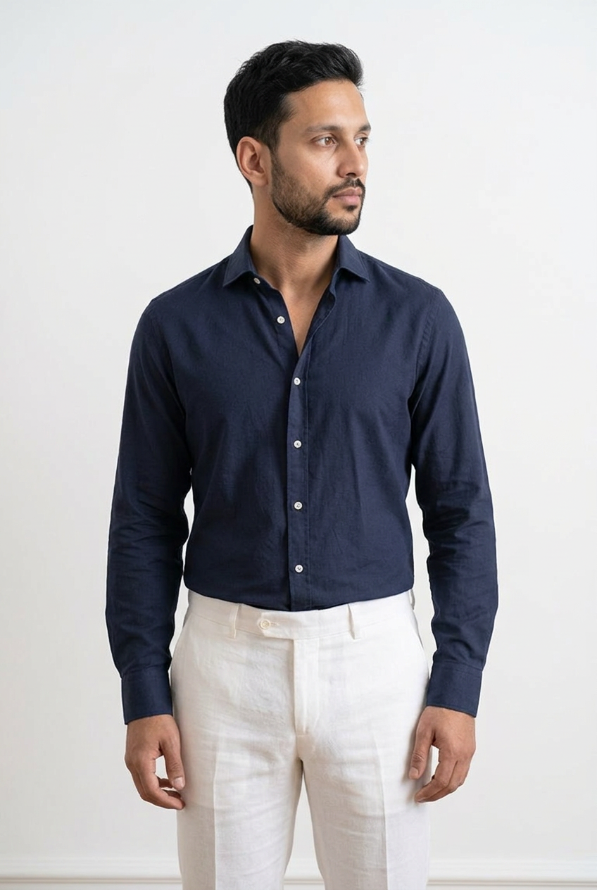 Camicia in misto lino blu, maniche lunghe e classico colletto.