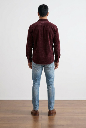 Camicia overshirt in tessuto scamosciato, con chiusura frontale con 6 bottoni, colletto classico e maniche lunghe con polsini rifiniti.
