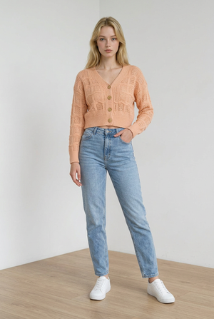 Cardigan CROP rosa in maglia lavorata con raffinato motivo traforato a onde. Il design presenta uno scollo a V, chiusura frontale con 5 bottoni tono su tono e maniche lunghe con polsini e coste. 