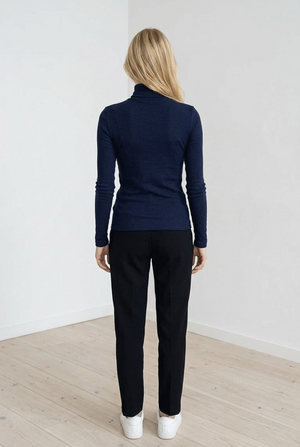 Dolcevita blu a manica lunga realizzato in morbido tessuto elasticizzato, con collo alto