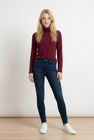 Dolcevita bordeaux a manica lunga realizzato in morbido tessuto elasticizzato, con collo alto