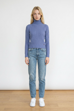 Dolcevita blu navy a manica lunga, realizzato con motivo a trecce sul davanti e collo alto a coste.