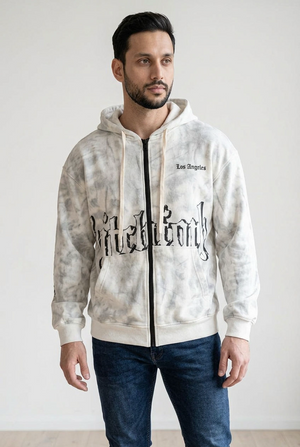 Felpa con cappuccio realizzata in tessuto morbido con effetto lavaggio marmorizzato. La felpa presenta chiusura frontale con zip, il cappuccio regolabile con coulisse, tasche laterali e stampa grafica a contrasto sul fronte e sul retro.