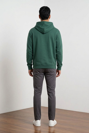 Maglia da uomo felpata, con cappuccio regolabile tramite coulisse a contrasto, tasca frontale a marsupio e finiture elasticizzate su polsini e fondo.
