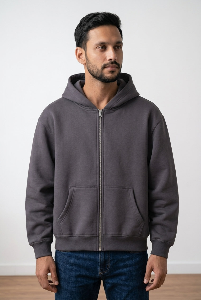 Felpa morbida con cappuccio, chiusura con zip frontale e pratiche tasche laterali a marsupio, con polsini e fondo elasticizzati.