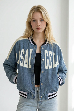 Giubbino stile college, realizzato in denim leggero. Il modello presenta chiusura frontale con bottoni a pressione e scritta sul davanti; le maniche sono a contrasto, i polsini, il colletto e i bordi, elasticizzati a righe, richiamano il classico stile sportivo americano.