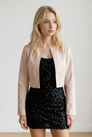 Giacca cropped beige senza colletto, con scollo ampio e arrotondato