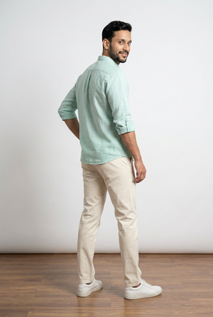 Camicia uomo 100% lino, verde, chiusura 7 bottoni e bottone per arrotolare le maniche