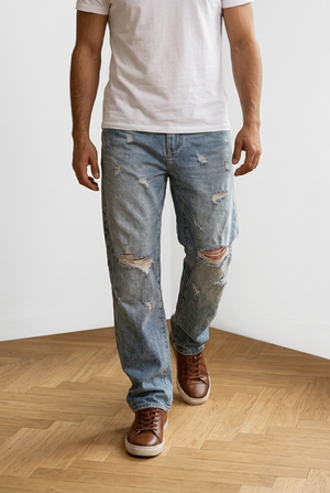 Jeans con vestibilità baggy e stile streetwear contemporaneo. Realizzato in denim effetto slavato per un look moderno e casual; presenta strappi frontali