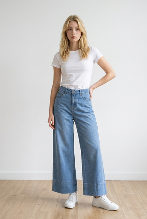 Jeans donna palazzo in denim chiaro, modello high-waist che valorizza il punto vita e slancia la silhouette. Il fondo ampio con risvolto strutturato dona un tocco di personalità. Questo jeans presenta passanti per cintura, chiusura frontale con zip e bottoni; classica struttura a 5 tasche di cui le due posteriori impreziosite da applicazione rosa brillante effetto gioiello.