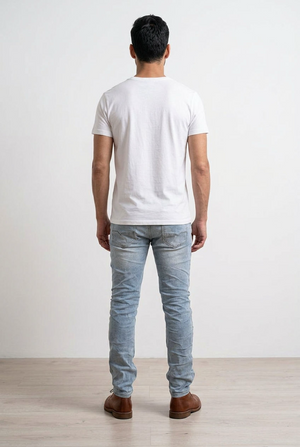 Jeans slim fit, realizzati in denim chiaro con colorazione effetto used, con presenza di strappi e abrasioni. 