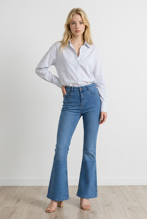 Jeans flare da donna, in denim chiaro, modello high-waist che valorizza il punto vita e slancia la figura. Questo capo d'abbigliamento segue la linea dei fianchi per poi aprirsi in una gamba a zampa, creando un effetto sinuoso ed elegante; il tessuto è impreziosito da micro applicazioni brillanti effetto sparkling distribuite su tutta la parte frontale.