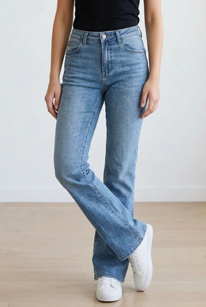 Jeans in denim dal lavaggio blu medio, caratterizzato da vita alta e gamba dritta con leggera apertura sul fondo.