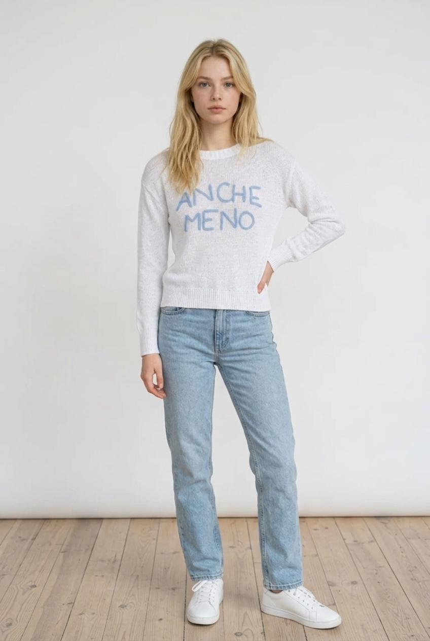 Maglia bianca con scritta "ANCHE MENO" realizzata con lavorazione soffice e piacevole al tatto, vestibilità regolare. Il modello presenta un classico girocollo rifinito con lavorazione a costine elasticizzate, cosi come i polsini (aderenti ma non stretti) e il bordo inferiore. La scritta frontale è realizzata in rilievo con effetto ricamato