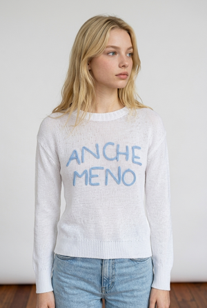 Maglia con scritta "ANCHE MENO" realizzata con lavorazione soffice e piacevole al tatto, vestibilità regolare. Il modello presenta un classico girocollo rifinito con lavorazione a costine elasticizzate, cosi come i polsini (aderenti ma non stretti) e il bordo inferiore. La scritta frontale è realizzata in rilievo con effetto ricamato
