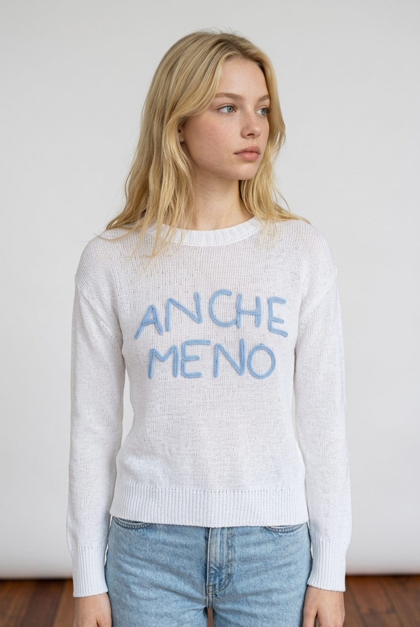 Maglia con scritta "ANCHE MENO" realizzata con lavorazione soffice e piacevole al tatto, vestibilità regolare. Il modello presenta un classico girocollo rifinito con lavorazione a costine elasticizzate, cosi come i polsini (aderenti ma non stretti) e il bordo inferiore. La scritta frontale è realizzata in rilievo con effetto ricamato