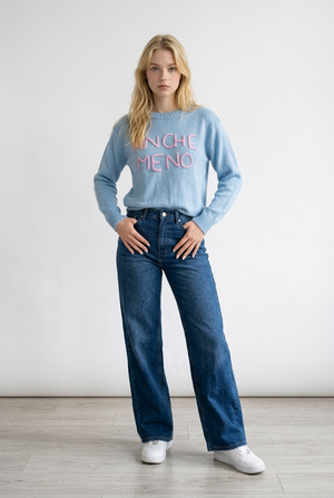 Maglia celeste con scritta "ANCHE MENO" realizzata con lavorazione soffice e piacevole al tatto, vestibilità regolare. Il modello presenta un classico girocollo rifinito con lavorazione a costine elasticizzate, cosi come i polsini (aderenti ma non stretti) e il bordo inferiore. La scritta frontale è realizzata in rilievo con effetto ricamato