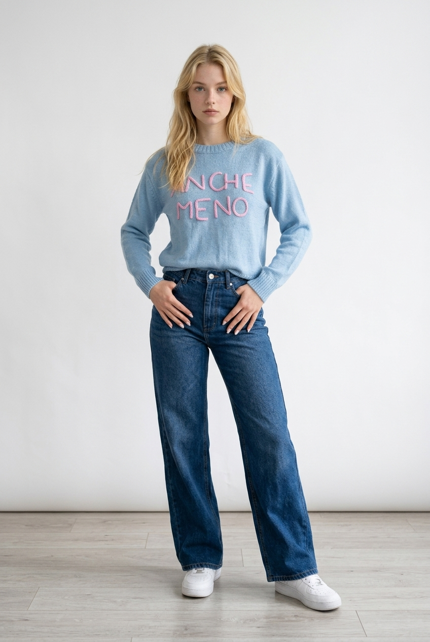 Maglia celeste con scritta "ANCHE MENO" realizzata con lavorazione soffice e piacevole al tatto, vestibilità regolare. Il modello presenta un classico girocollo rifinito con lavorazione a costine elasticizzate, cosi come i polsini (aderenti ma non stretti) e il bordo inferiore. La scritta frontale è realizzata in rilievo con effetto ricamato
