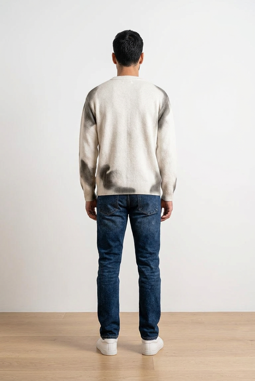 Maglia girocollo, design  caratterizzato da una stampa frontale con lettering, arricchita da un originale effetto spray sfumato. Polsini, colletto e fondo a costine.