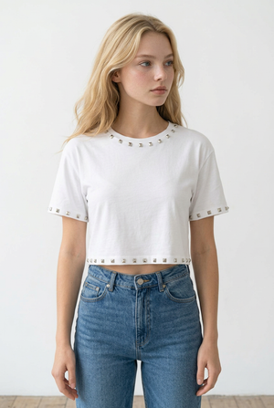Maglia donna crop, bianca a maniche corte con borchie sui bordi