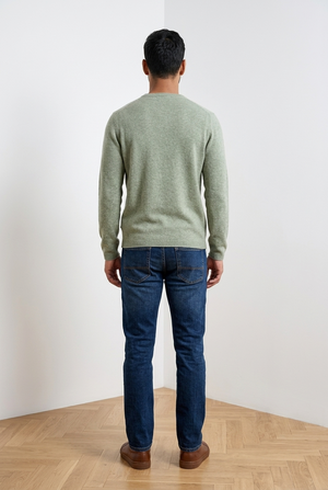 Maglia girocollo  da uomo, con taschino applicato sul petto, un dettaglio discreto che aggiunge carattere al capo. Polsini, fondo e girocollo sono caratterizzati da cotone slub.