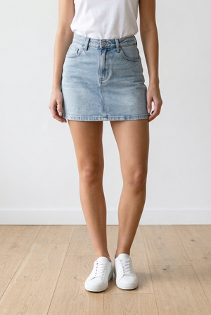 Minigonna realizzata in jeans lavaggio azzurro chiaro. Questo modello high-waist, con all'interno un comodo pantaloncino