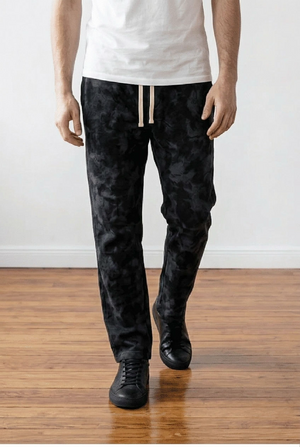 Pantalone baggy realizzata in tessuto morbido con effetto lavaggio marmorizzato, con coulisse in vita.
