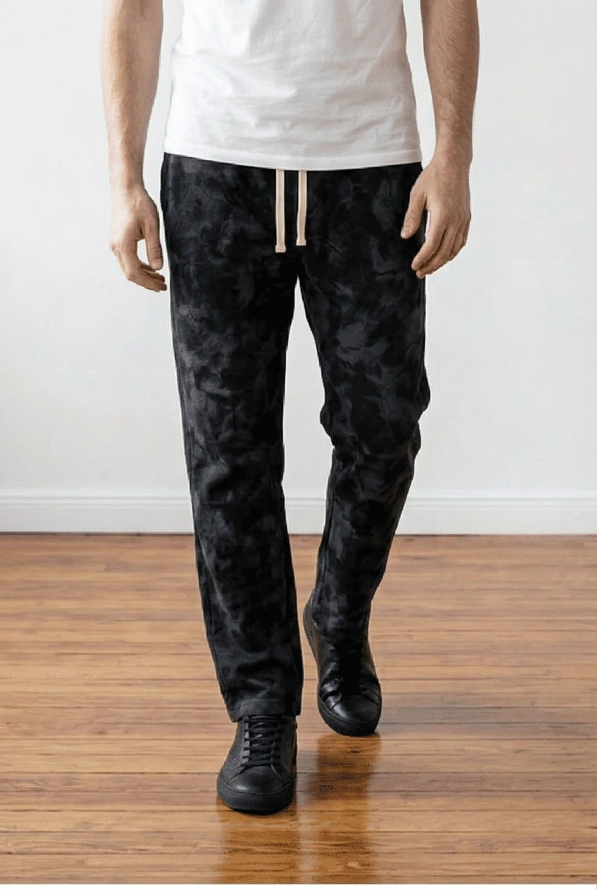 Pantalone baggy realizzata in tessuto morbido con effetto lavaggio marmorizzato, con coulisse in vita.