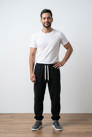 Pantalone della tuta nero con vita elasticizzata e coulisse regolabile a contrasto, tasche laterali pratiche, gamba dritta e leggermente affusolato sul fondo