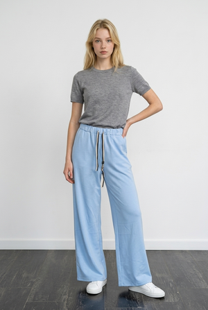 Pantalone palazzo donna,celeste, realizzato in tessuto morbido e leggero, con presenza di una vita elasticizzata, con una particolare coulisse regolabile