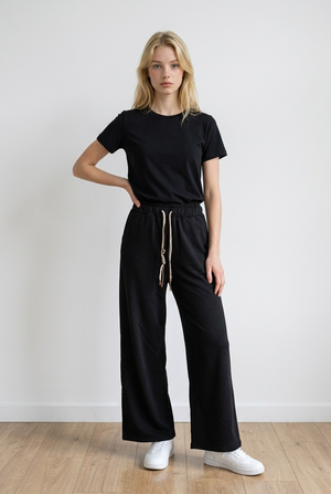 Pantalone palazzo nero donna, realizzato in tessuto morbido e leggero, con presenza di una vita elasticizzata, con una particolare coulisse regolabile