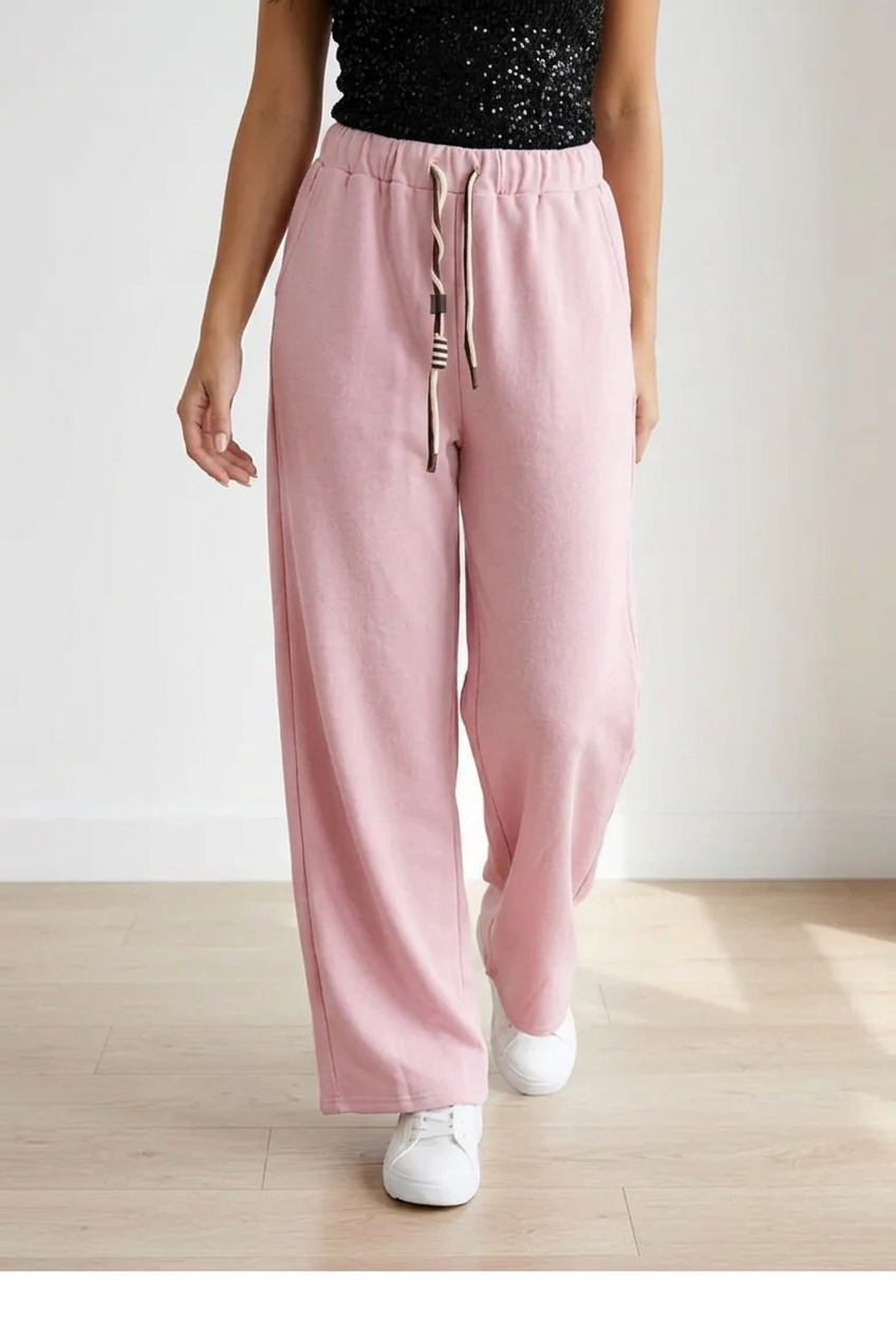 Pantalone rosa palazzo realizzato in tessuto morbido e leggero, con presenza di una vita elasticizzata, con una particolare coulisse regolabile