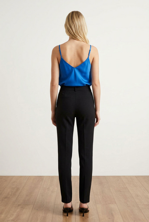 Top blu realizzato con tessuto morbido; spalline sottili e regolabili, ampio scollo a V che valorizza il décolleté