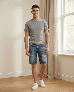 Bermuda in denim scuro con strappi indossati