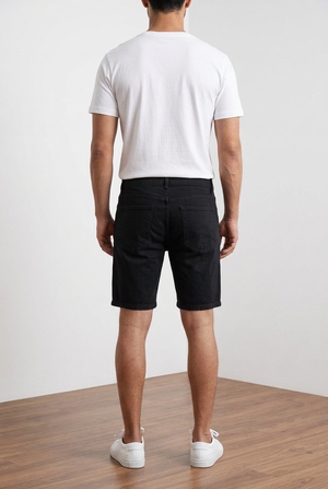 Bermuda uomo in denim nero 100% cotone con vestibilità regular e lunghezza al ginocchio.