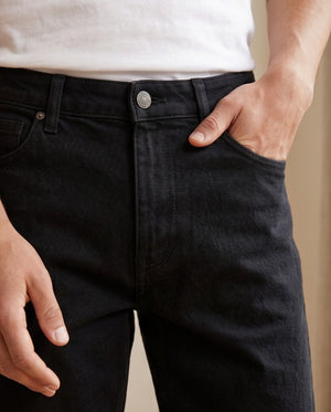 Bermuda in denim nero regular uomo primo piano