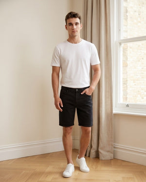 Bermuda in denim nero regular uomo indossato