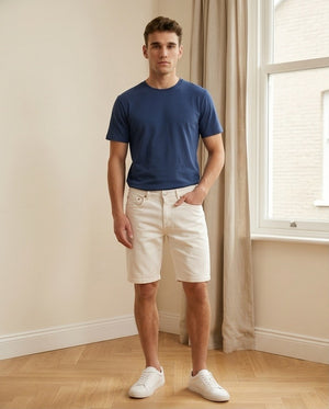 Bermuda uomo slim in denim bianchi indossato fronte