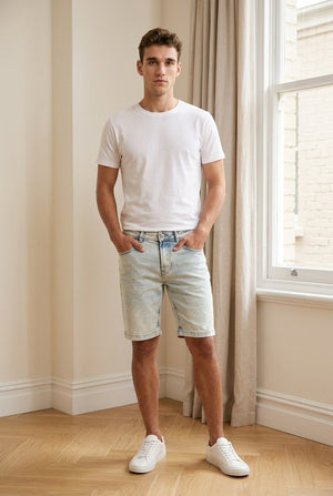 Bermuda uomo slim in denim chiaro indossato fronte