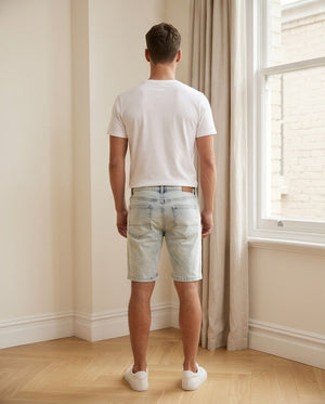 Bermuda uomo slim in denim chiaro indossato retro