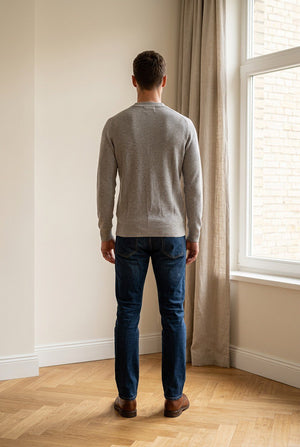 Cardigan uomo a costine inglesi indossato con scollo a V e chiusura a bottoni, vista posteriore
